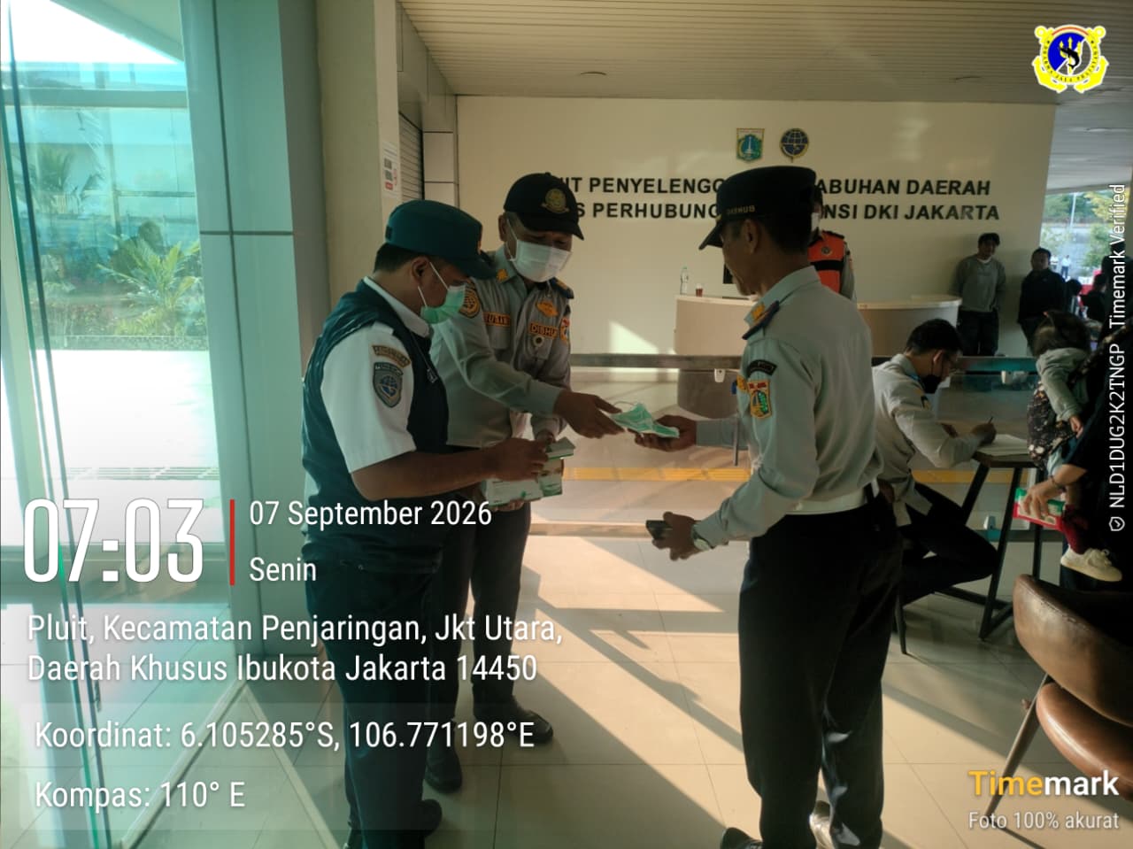 WASPADA ANTISIPASI ABU VULKANIK, PETUGAS KSOP KELAS IV MUARA ANGKE BAGIKAN MASKER KEPADA PENUMPANG DAN PETUGAS DI LAPANGAN